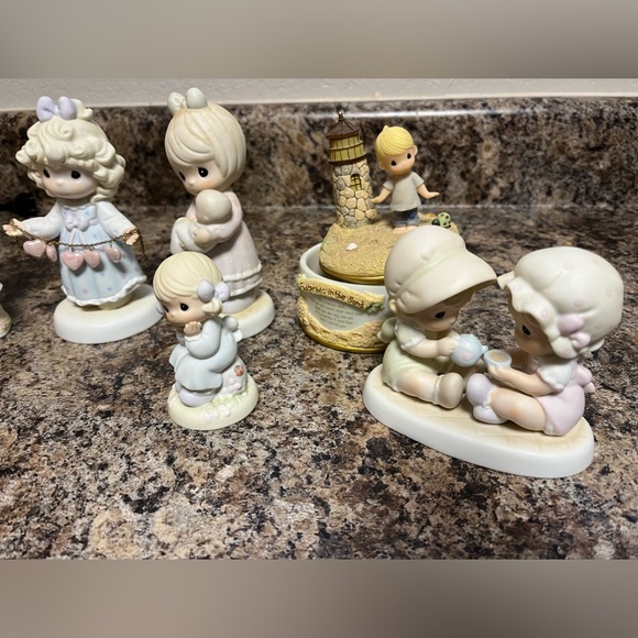 9 piece lot of various precious moments - Picture 2 of 5